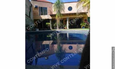 CASA SOLA EN VENTA CON ALBERCA EN JIUTEPEC, MOR.