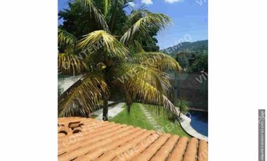 CASA SOLA EN VENTA CON ALBERCA EN JIUTEPEC, MOR.