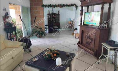 CASA SOLA EN VENTA CON ALBERCA EN JIUTEPEC, MOR.