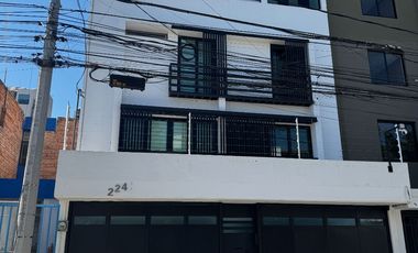 Oficinas ejecutivas seminuevas en venta en Jardines del Country de 4 niveles