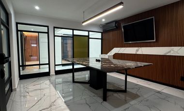 Oficinas ejecutivas seminuevas en venta en Jardines del Country de 4 niveles