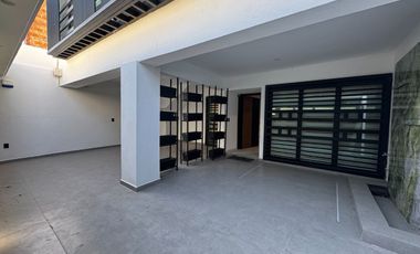 Oficinas ejecutivas seminuevas en venta en Jardines del Country de 4 niveles