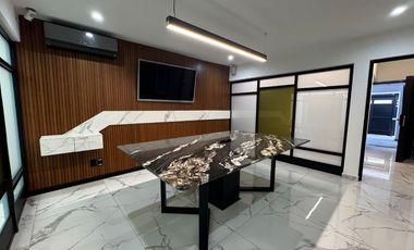 Oficinas ejecutivas seminuevas en venta en Jardines del Country de 4 niveles