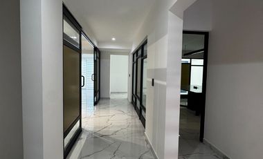 Oficinas ejecutivas seminuevas en venta en Jardines del Country de 4 niveles