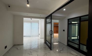 Oficinas ejecutivas seminuevas en venta en Jardines del Country de 4 niveles