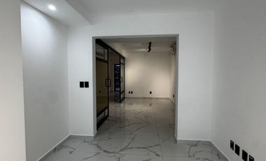 Oficinas ejecutivas seminuevas en venta en Jardines del Country de 4 niveles