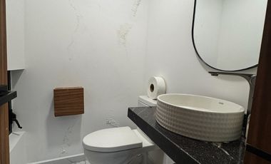 Oficinas ejecutivas seminuevas en venta en Jardines del Country de 4 niveles