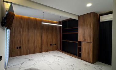 Oficinas ejecutivas seminuevas en venta en Jardines del Country de 4 niveles