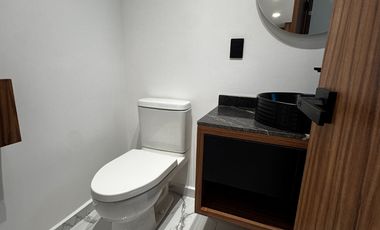 Oficinas ejecutivas seminuevas en venta en Jardines del Country de 4 niveles