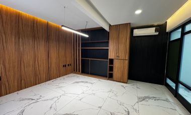 Oficinas ejecutivas seminuevas en venta en Jardines del Country de 4 niveles