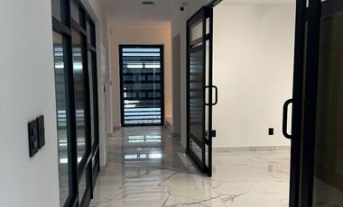 Oficinas ejecutivas seminuevas en venta en Jardines del Country de 4 niveles