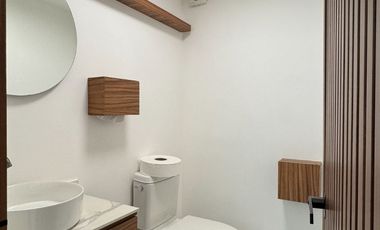 Oficinas ejecutivas seminuevas en venta en Jardines del Country de 4 niveles