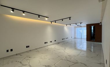 Oficinas ejecutivas seminuevas en venta en Jardines del Country de 4 niveles