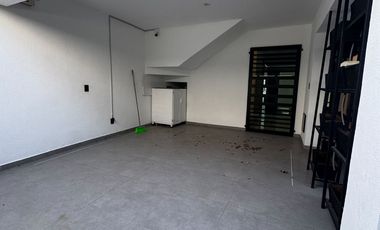 Oficinas ejecutivas seminuevas en venta en Jardines del Country de 4 niveles