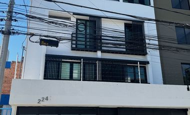 Oficinas ejecutivas seminuevas en venta en Jardines del Country de 4 niveles