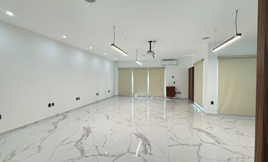 Oficinas ejecutivas seminuevas en venta en Jardines del Country de 4 niveles