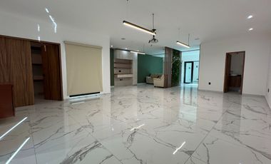 Oficinas ejecutivas seminuevas en venta en Jardines del Country de 4 niveles