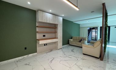 Oficinas ejecutivas seminuevas en venta en Jardines del Country de 4 niveles