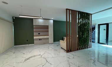 Oficinas ejecutivas seminuevas en venta en Jardines del Country de 4 niveles