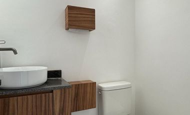 Oficinas ejecutivas seminuevas en venta en Jardines del Country de 4 niveles