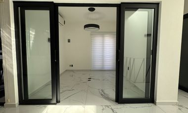 Oficinas ejecutivas seminuevas en venta en Jardines del Country de 4 niveles