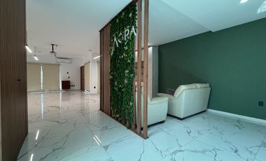 Oficinas ejecutivas seminuevas en venta en Jardines del Country de 4 niveles