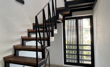 Oficinas ejecutivas seminuevas en venta en Jardines del Country de 4 niveles