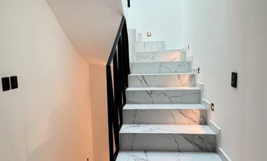 Oficinas ejecutivas seminuevas en venta en Jardines del Country de 4 niveles