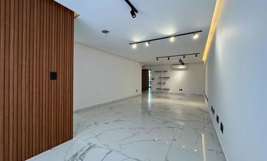 Oficinas ejecutivas seminuevas en venta en Jardines del Country de 4 niveles