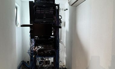 Oficinas ejecutivas seminuevas en venta en Jardines del Country de 4 niveles