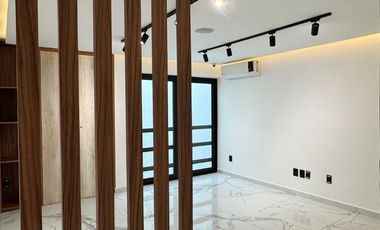 Oficinas ejecutivas seminuevas en venta en Jardines del Country de 4 niveles