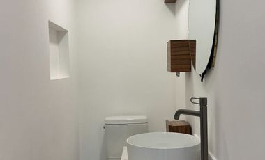 Oficinas ejecutivas seminuevas en venta en Jardines del Country de 4 niveles