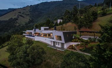 VENDO CASA DE LUJO PALMAS POBLADO