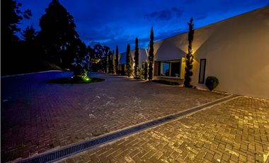 VENDO CASA DE LUJO PALMAS POBLADO