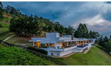 VENDO CASA DE LUJO PALMAS POBLADO