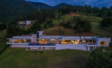 VENDO CASA DE LUJO PALMAS POBLADO