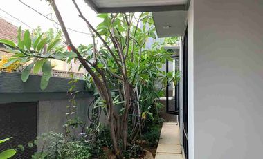 Dijual rumah siap huni murah 5,6M di Tebet LT 197 LB 280 garasi carport 3mobil dkt jl raya