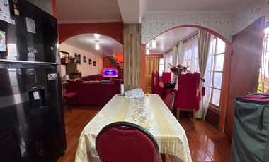 TU OPORTUNIDAD!! SE VENDE CASA, EN RECOLETA.