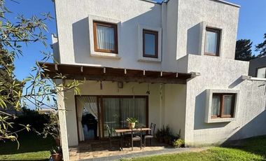 Broker 4d-3b-3estac-patio, firmando Promesa De Compra por UF12.000