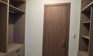 Se alquila departamento zona UEES planta baja con patio  3 habitaciones