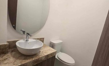 Se alquila departamento zona UEES planta baja con patio  3 habitaciones