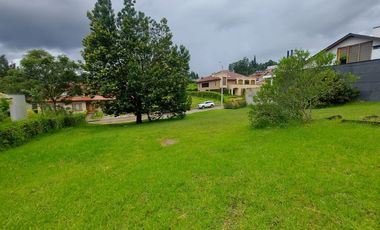 Lote terreno de venta dentro de la Urb. Colinas de Challuabamba. Guardia 24/7.