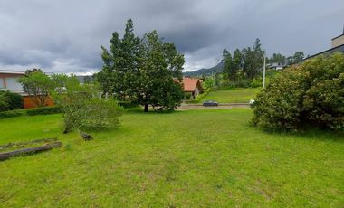 Lote terreno de venta dentro de la Urb. Colinas de Challuabamba. Guardia 24/7.