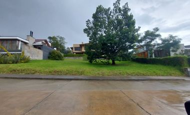 Lote terreno de venta dentro de la Urb. Colinas de Challuabamba. Guardia 24/7.