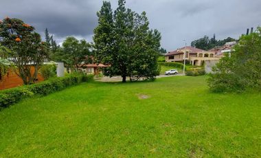 Lote terreno de venta dentro de la Urb. Colinas de Challuabamba. Guardia 24/7.