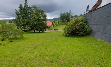 Lote terreno de venta dentro de la Urb. Colinas de Challuabamba. Guardia 24/7.