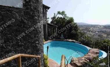 CASA SOLA CON ALBERCA EN YAUTEPEC