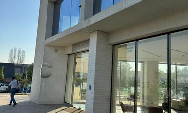 ARRIENDO OFICINA MODERNA EN EDIFICIO DA VINCI, PUERTAS DE CHICUREO, PLANTA LIBRE + 2 ESTACIONAMIENTOS
