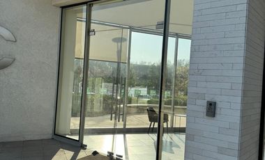 ARRIENDO OFICINA MODERNA EN EDIFICIO DA VINCI, PUERTAS DE CHICUREO, PLANTA LIBRE + 2 ESTACIONAMIENTOS
