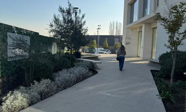 ARRIENDO OFICINA MODERNA EN EDIFICIO DA VINCI, PUERTAS DE CHICUREO, PLANTA LIBRE + 2 ESTACIONAMIENTOS